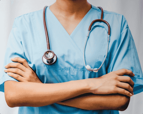 Врач скрестил руки